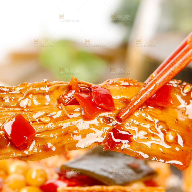 筷子上夹着下饭菜