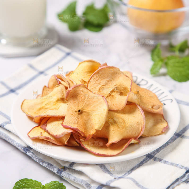 盘里装着苹果干