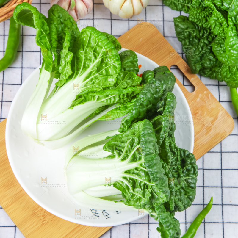 木板上的奶油白菜