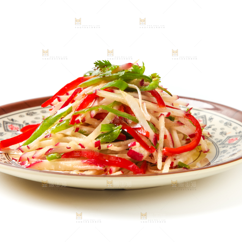 盘子里装着炒萝卜丝