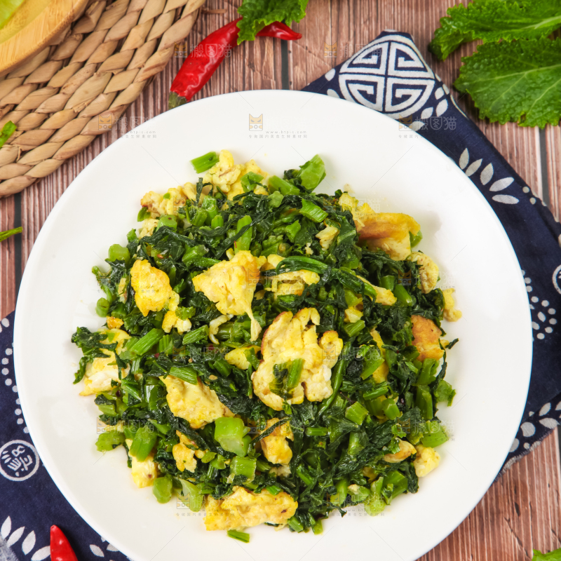 盘子里装着腊菜炒鸡蛋
