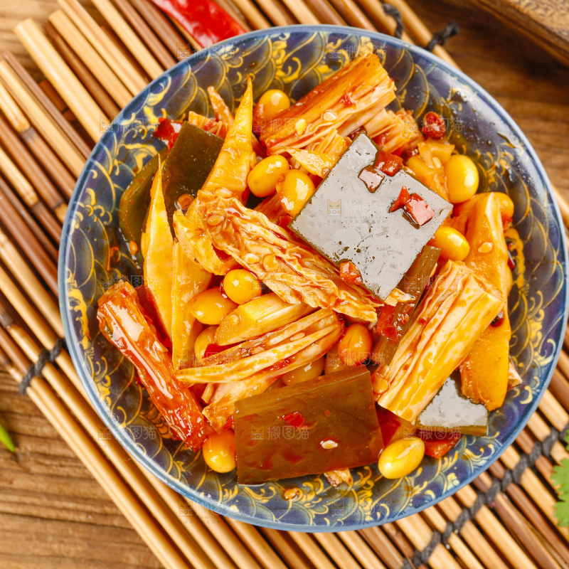 木底上碗里装着香辣咸菜