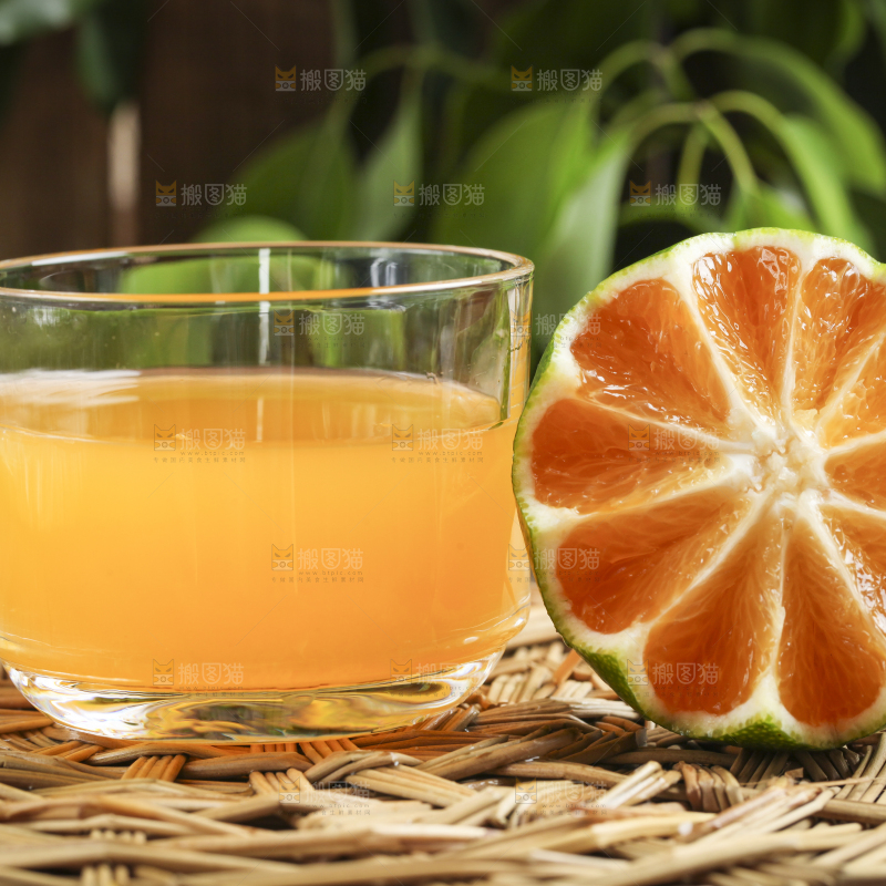 杯子里装着蜜橘汁