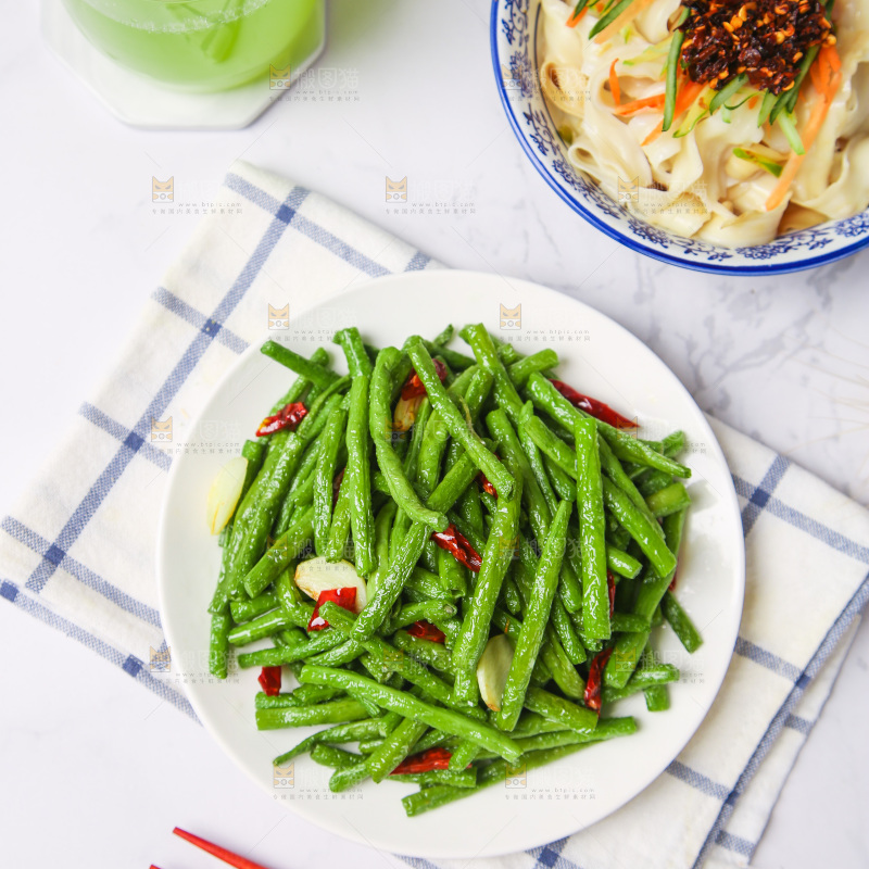 盘子里的豇豆炒辣椒