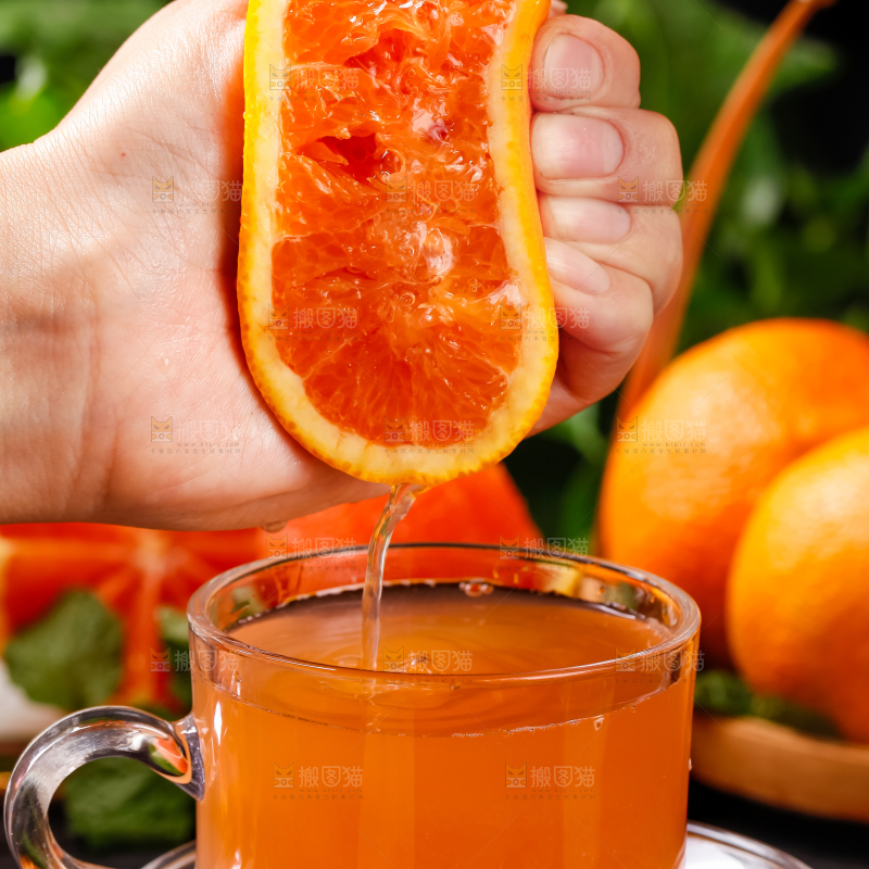 杯子里装着橙子汁