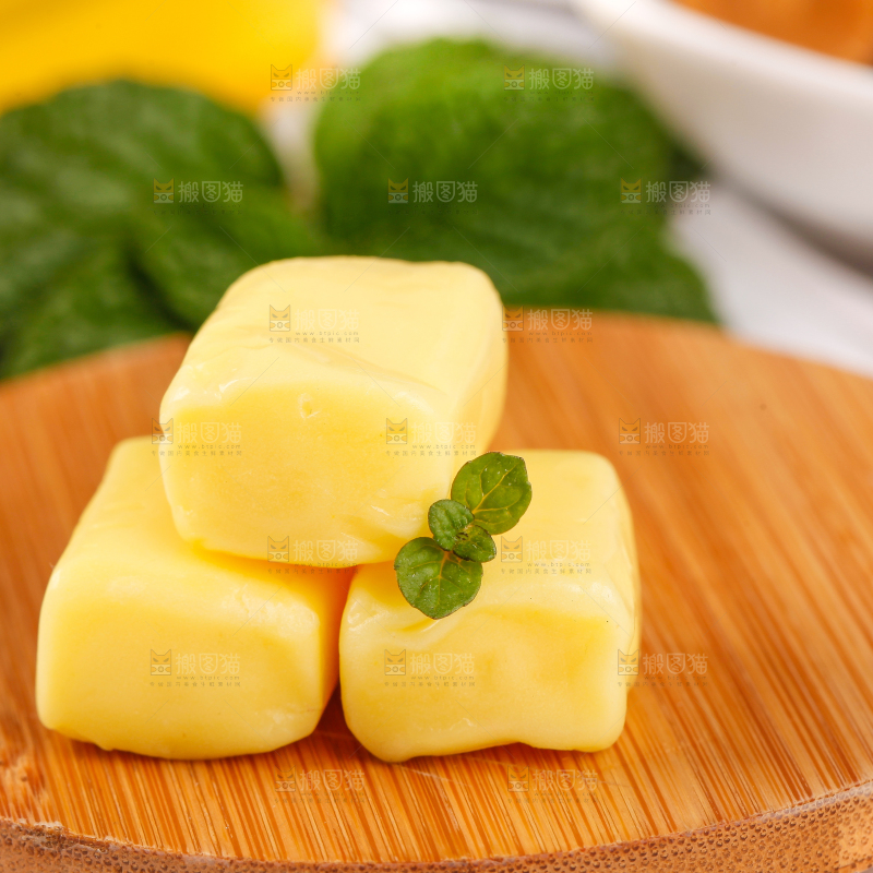 木板上放着榴莲味糖果