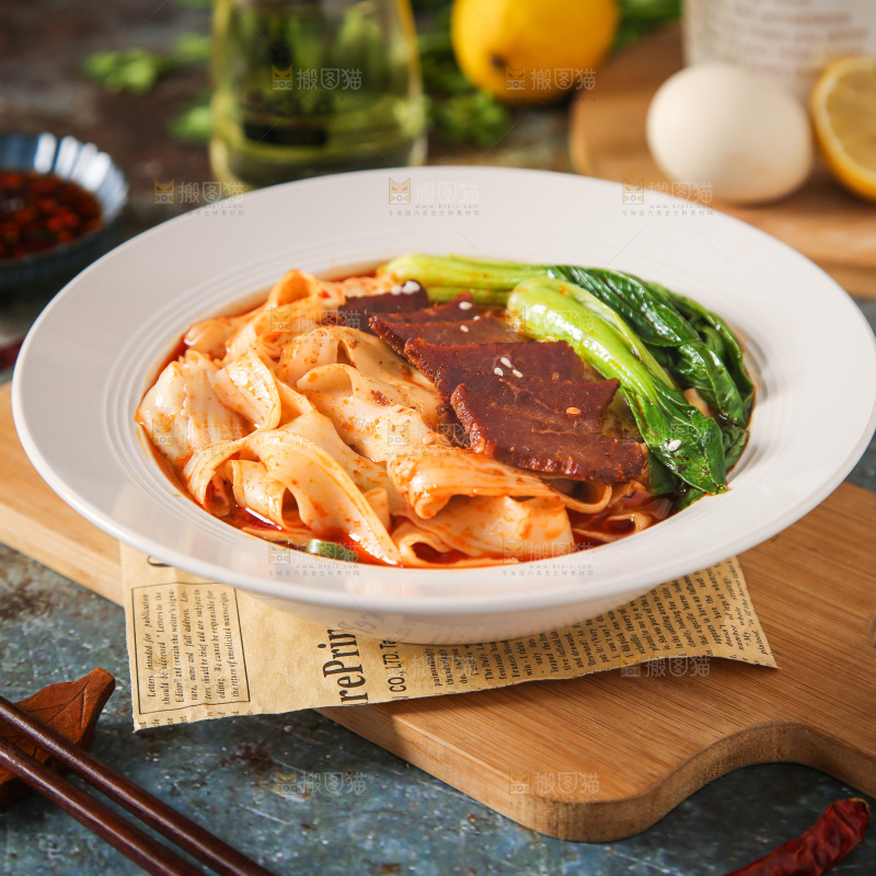 碗里的牛肉刀削面