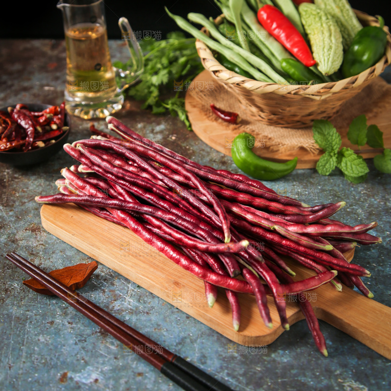 盘子里的紫豆角