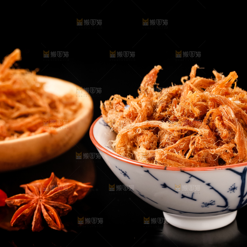黑底上放着手撕肉干