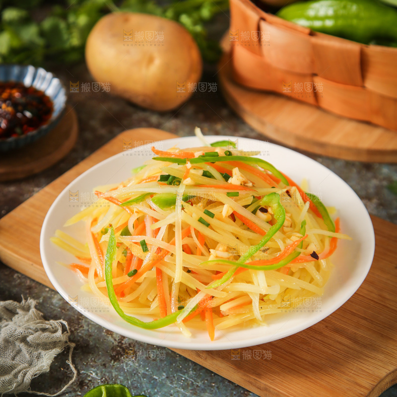 盘子里装着炒土豆丝