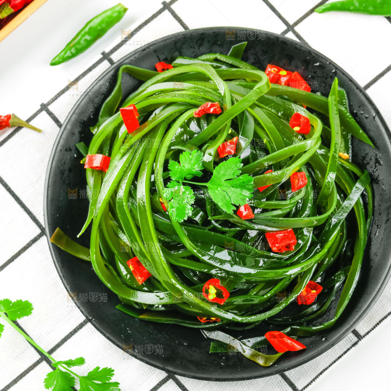 盘子里的凉拌海带丝