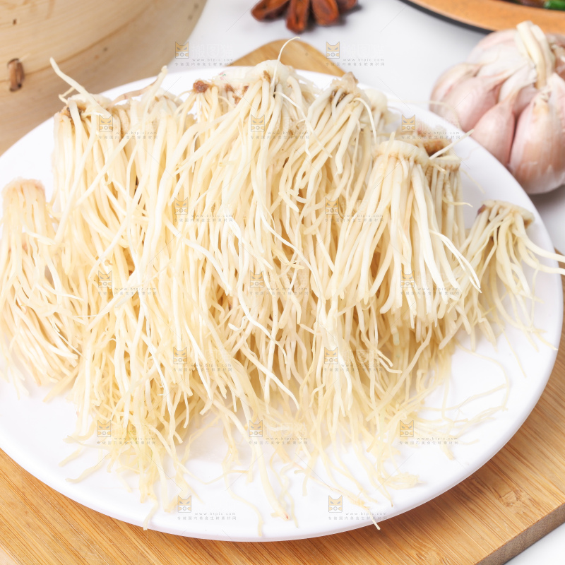 盘子里装着大蒜须