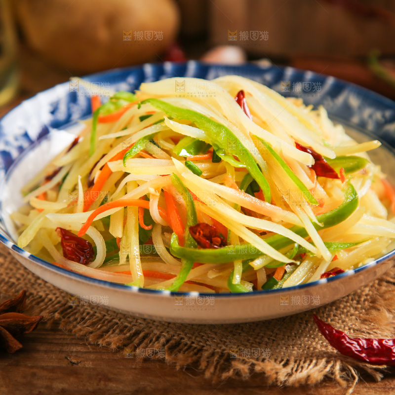 盘子里装着炒土豆丝