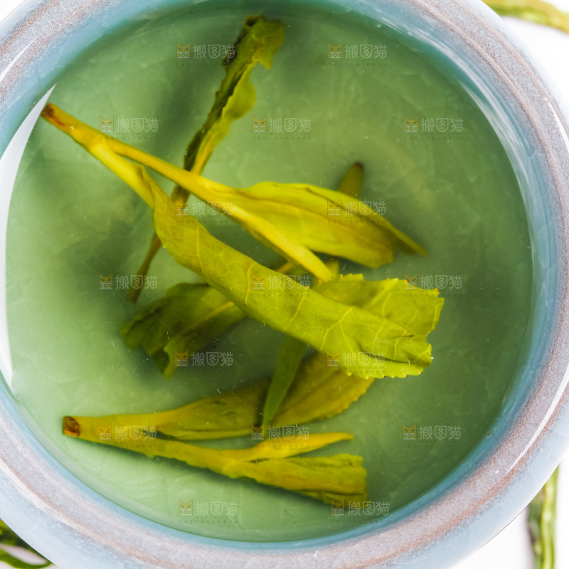 杯子里泡着龙井茶