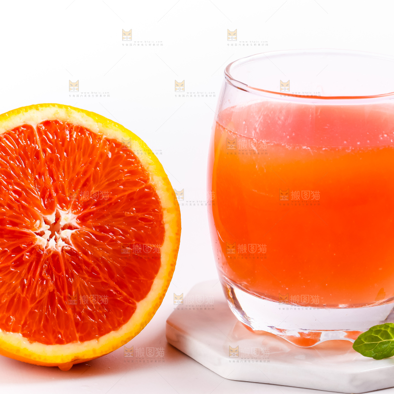 杯子里装着橙子汁