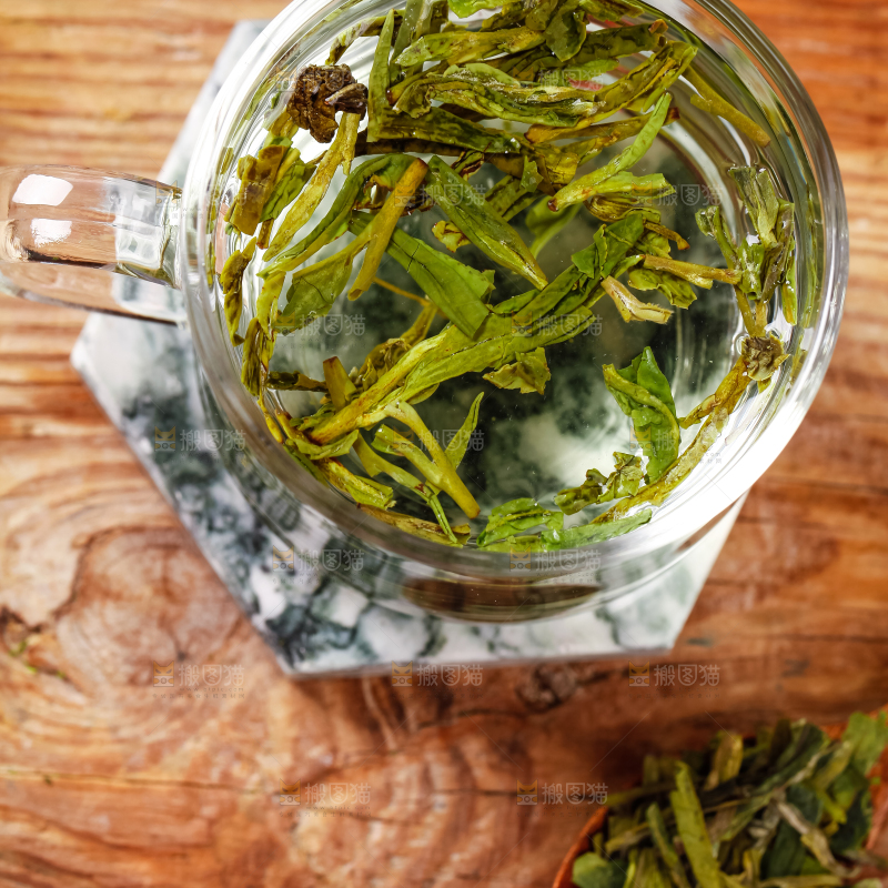 杯子里泡着龙井茶