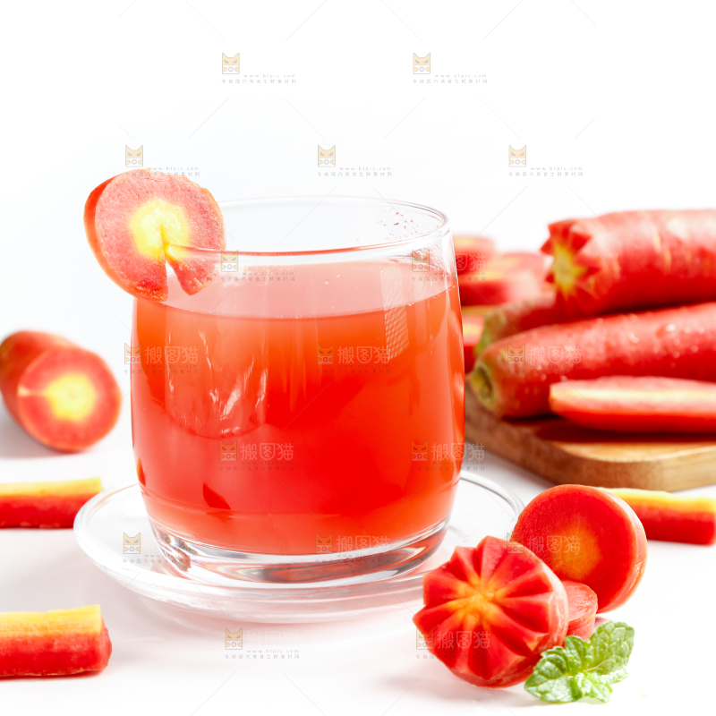 杯子里装着胡萝卜汁