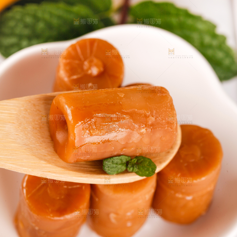 碟子里装着椰子糖