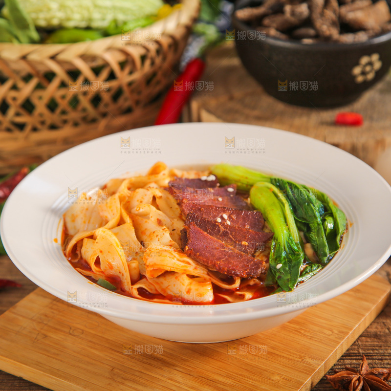 碗里的牛肉刀削面