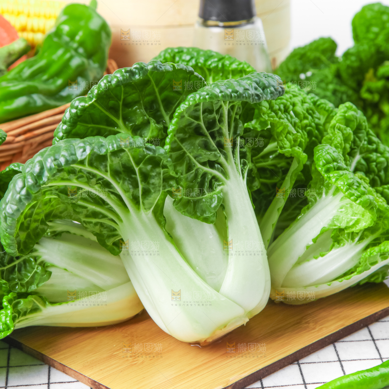 木板上的奶油白菜