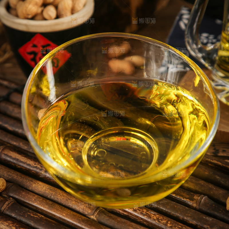 碗里装着食用油