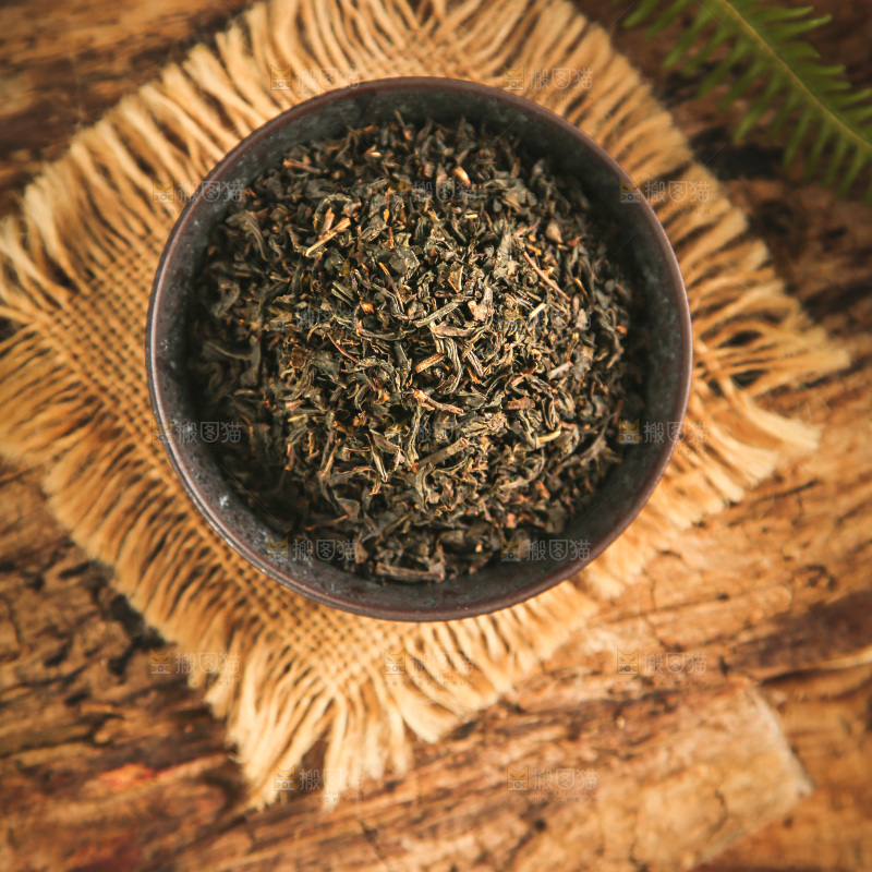 碟子里装着茶叶