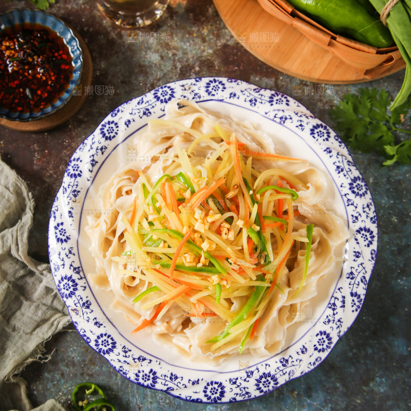 盘子里装着炒土豆丝