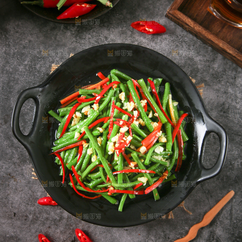 盘子里装着豇豆炒辣椒