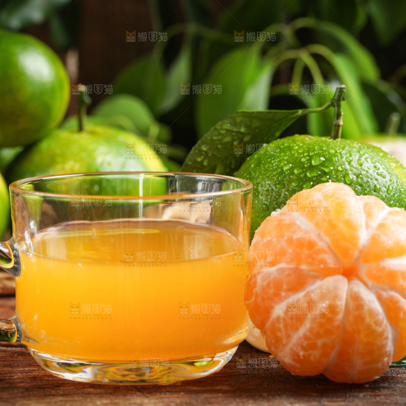 杯子里装着蜜橘汁