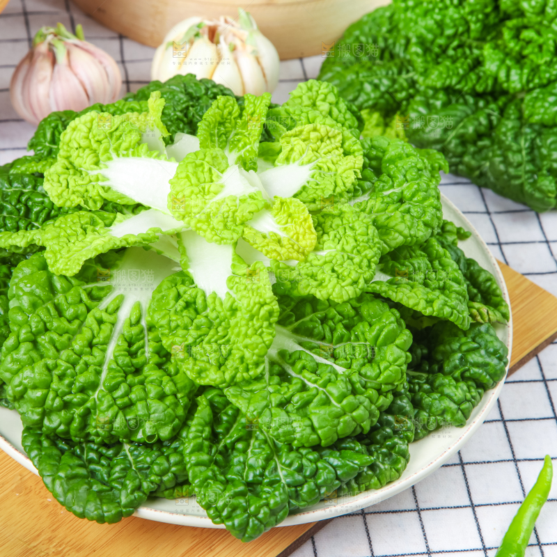 木板上的奶油白菜