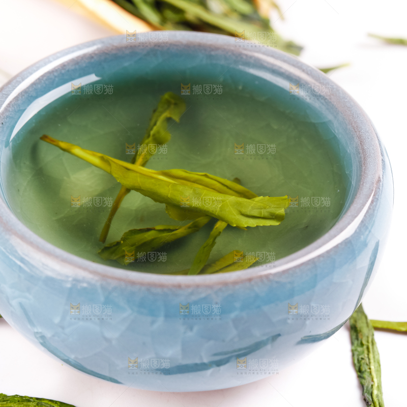 杯子里泡着龙井茶