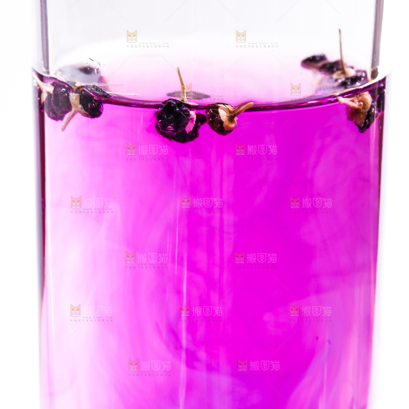 杯子里装着黑枸杞茶