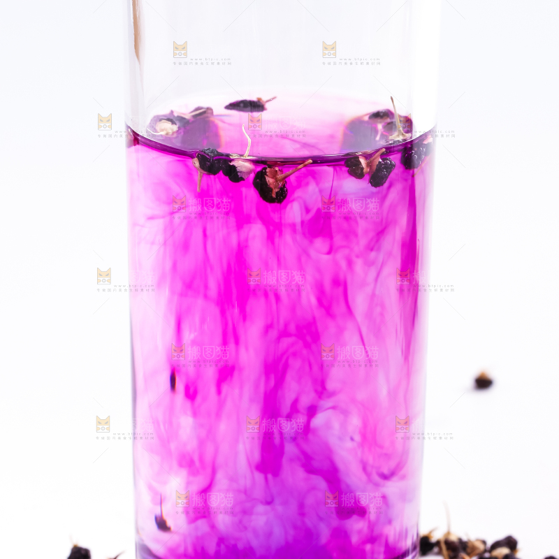 杯子里装着黑枸杞茶