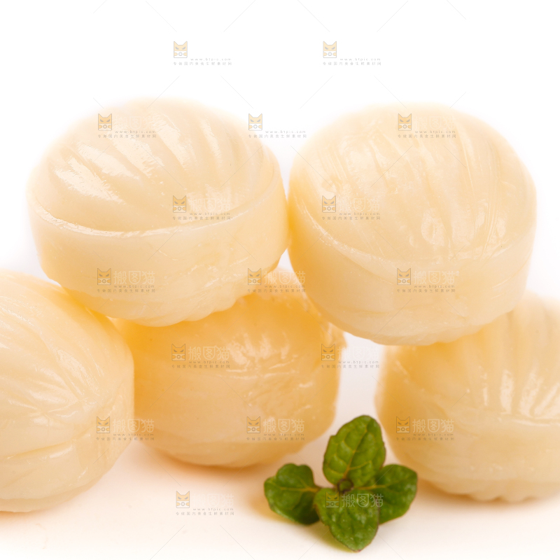 白底上放着牛奶味糖果