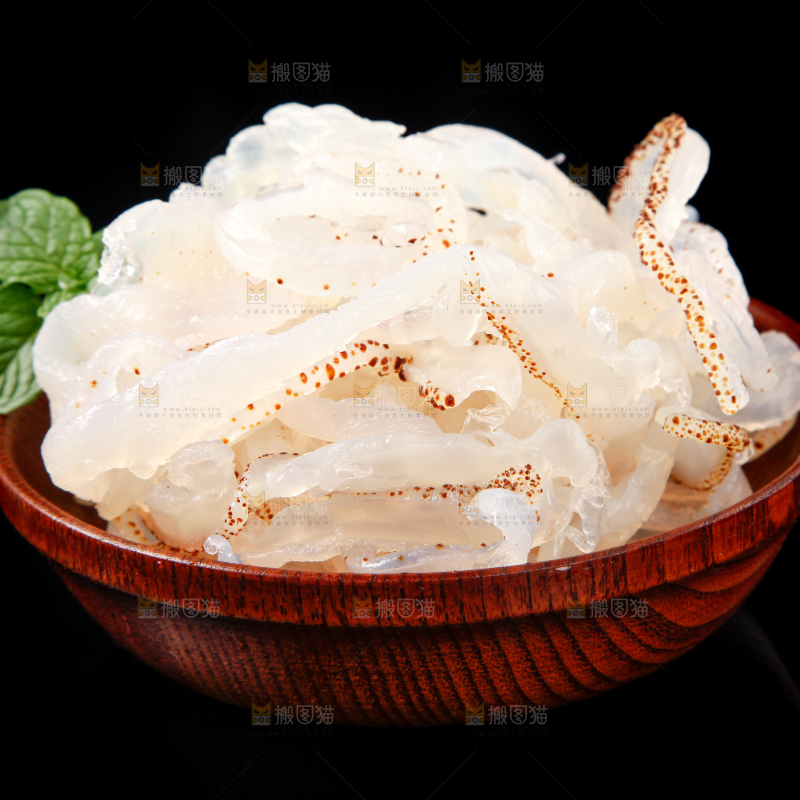 黑底上的珊瑚海蜇