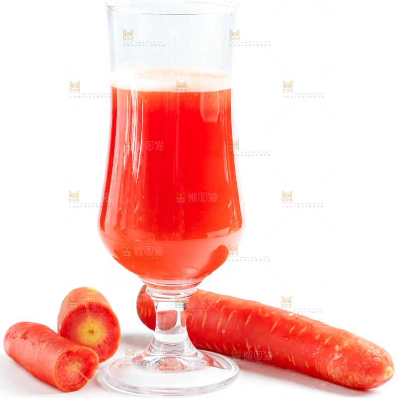 杯子里装着胡萝卜汁