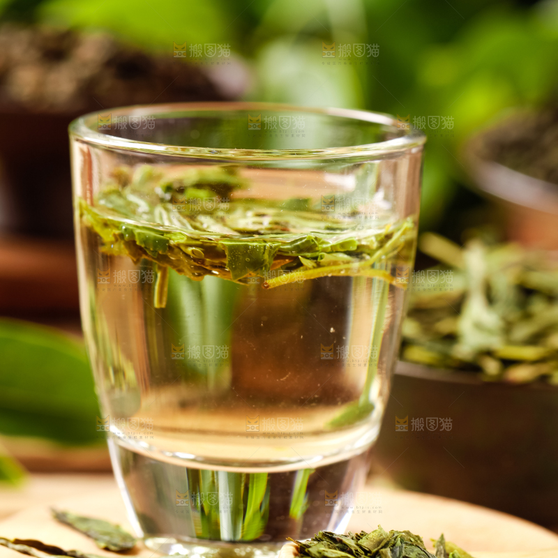 杯子里泡着龙井茶