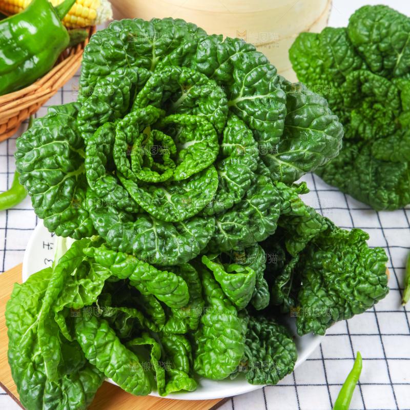 木板上的奶油白菜