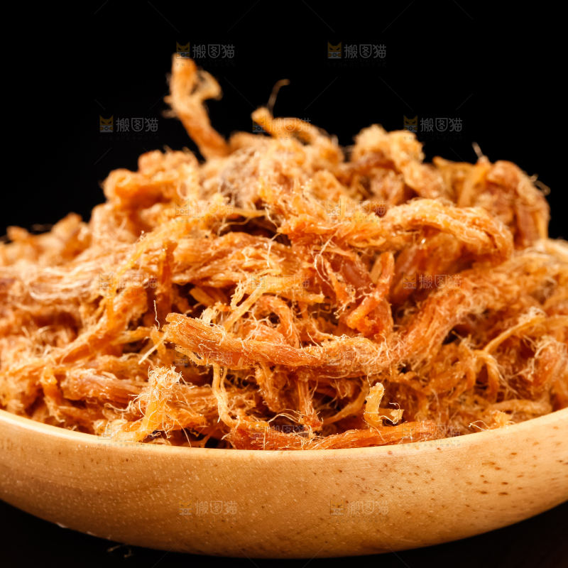 黑底上放着手撕肉干
