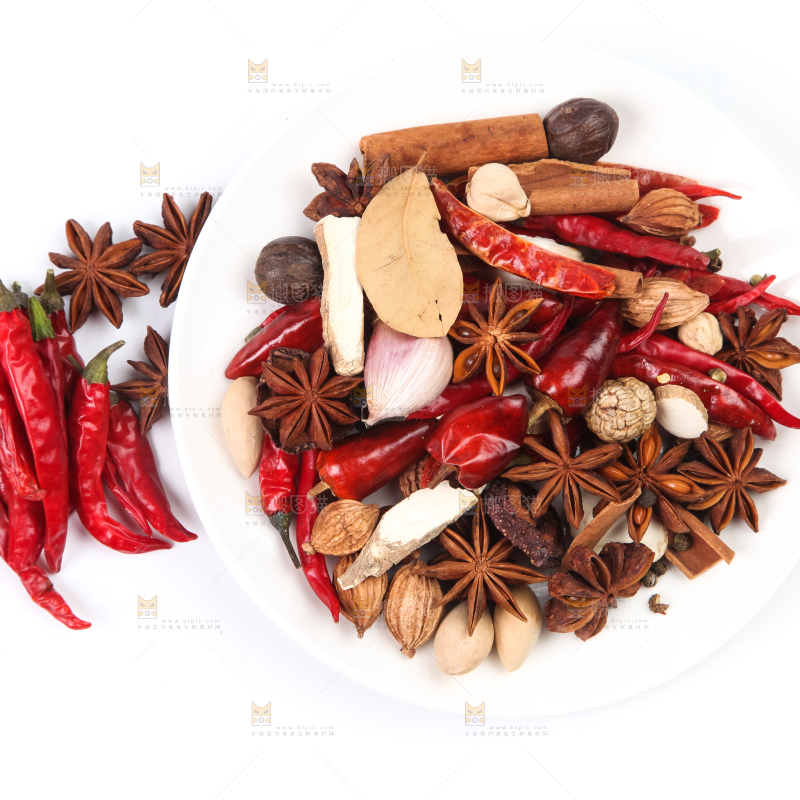 白底上放着香料组合