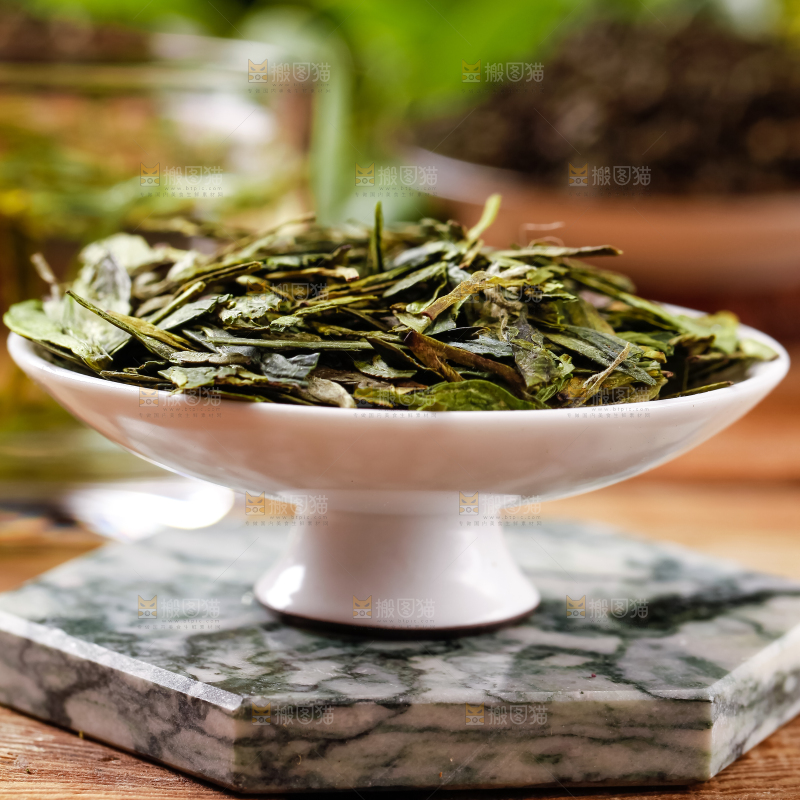 碟子里装着茶叶