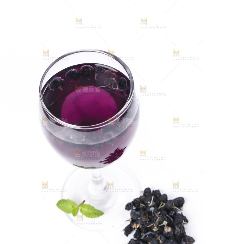 杯子里装着黑枸杞茶