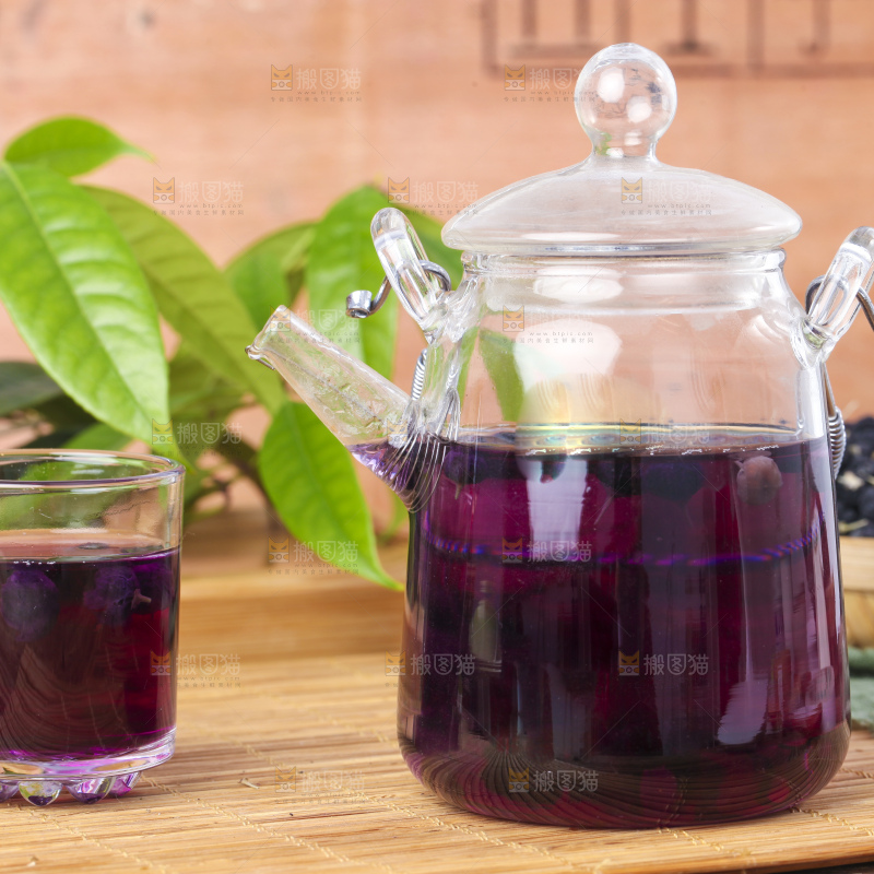 杯子里装着黑枸杞茶