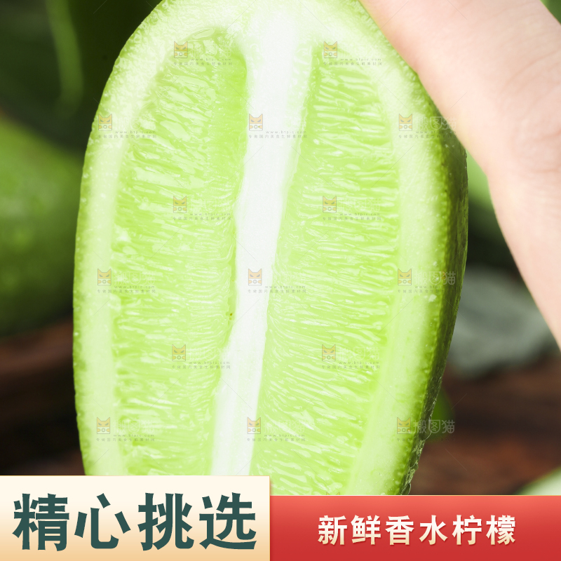 手里拿着青柠檬