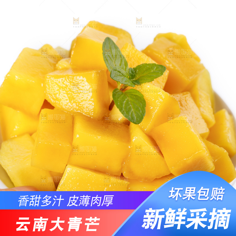 手里拿着一碟芒果的果肉