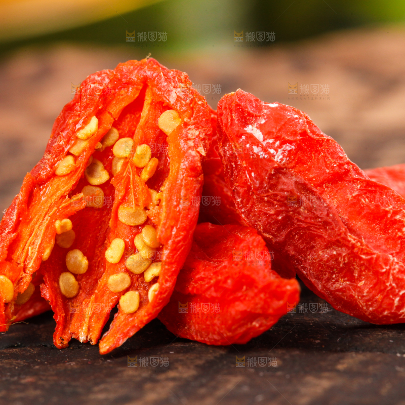 深底上摆放着红枸杞子