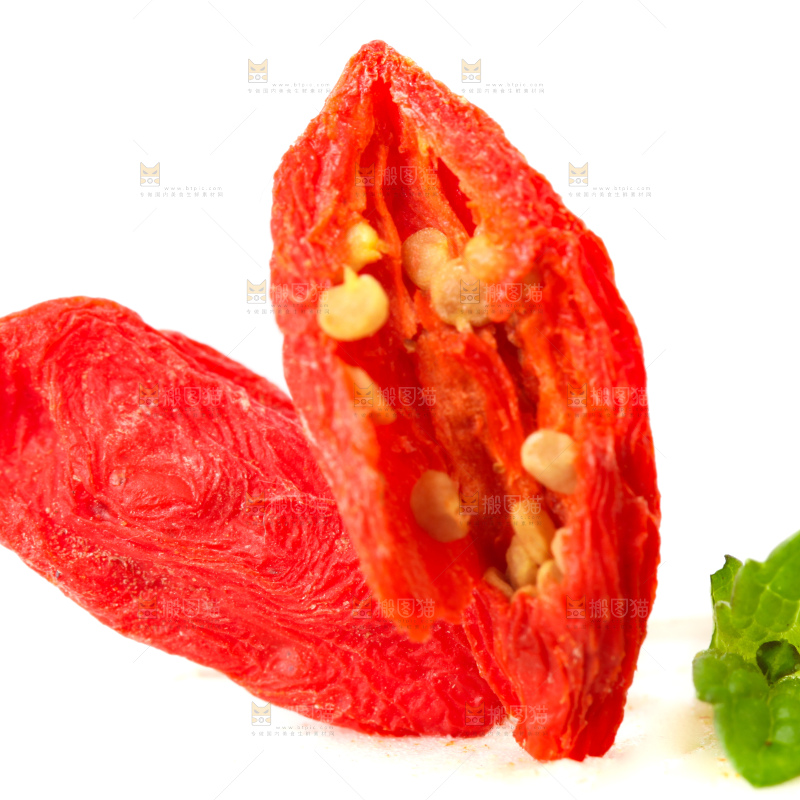 白底上放着枸杞子