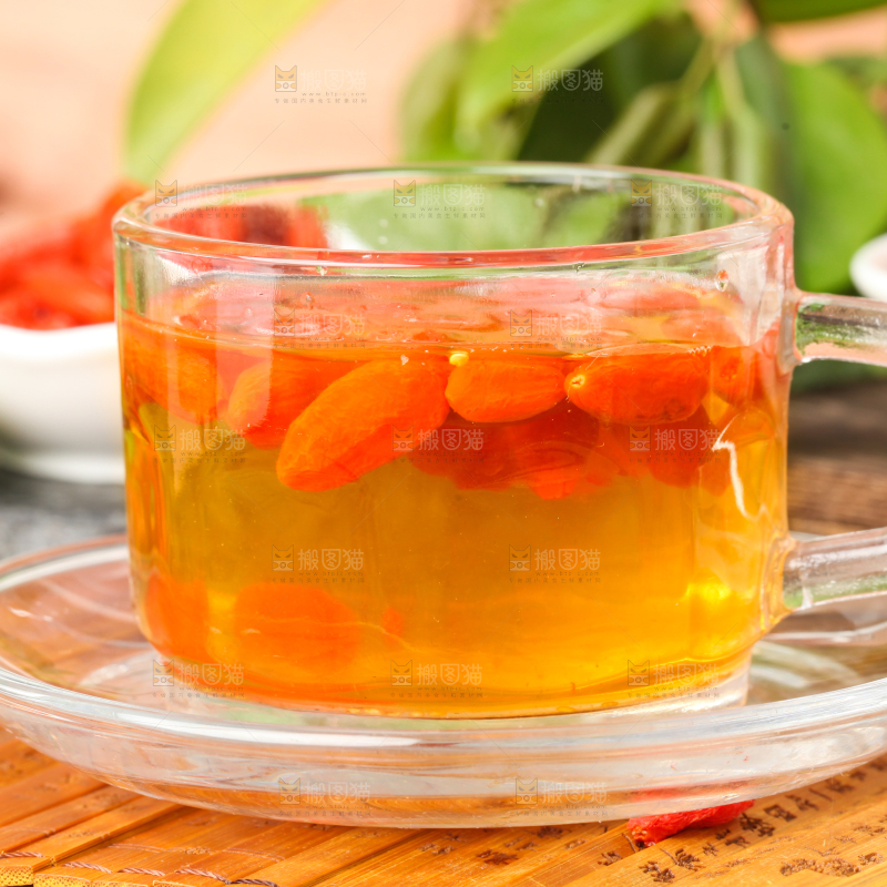 杯子里装着枸杞茶