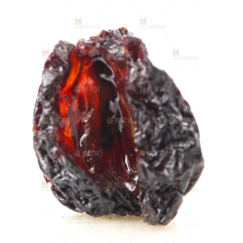 白底上摆放着黑葡萄干
