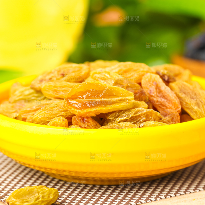 盘子里装着树上黄葡萄干
